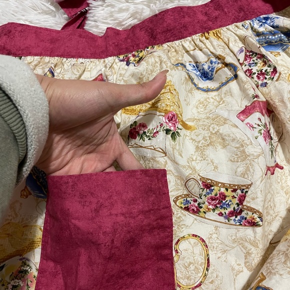 VTG Tea Party Theme Apron - Picture 2 of 3